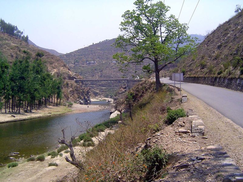 The highway shortly after the beginning of the climb. This stretch is a shortcut that misses Naini Tal and heads more or less straight less,