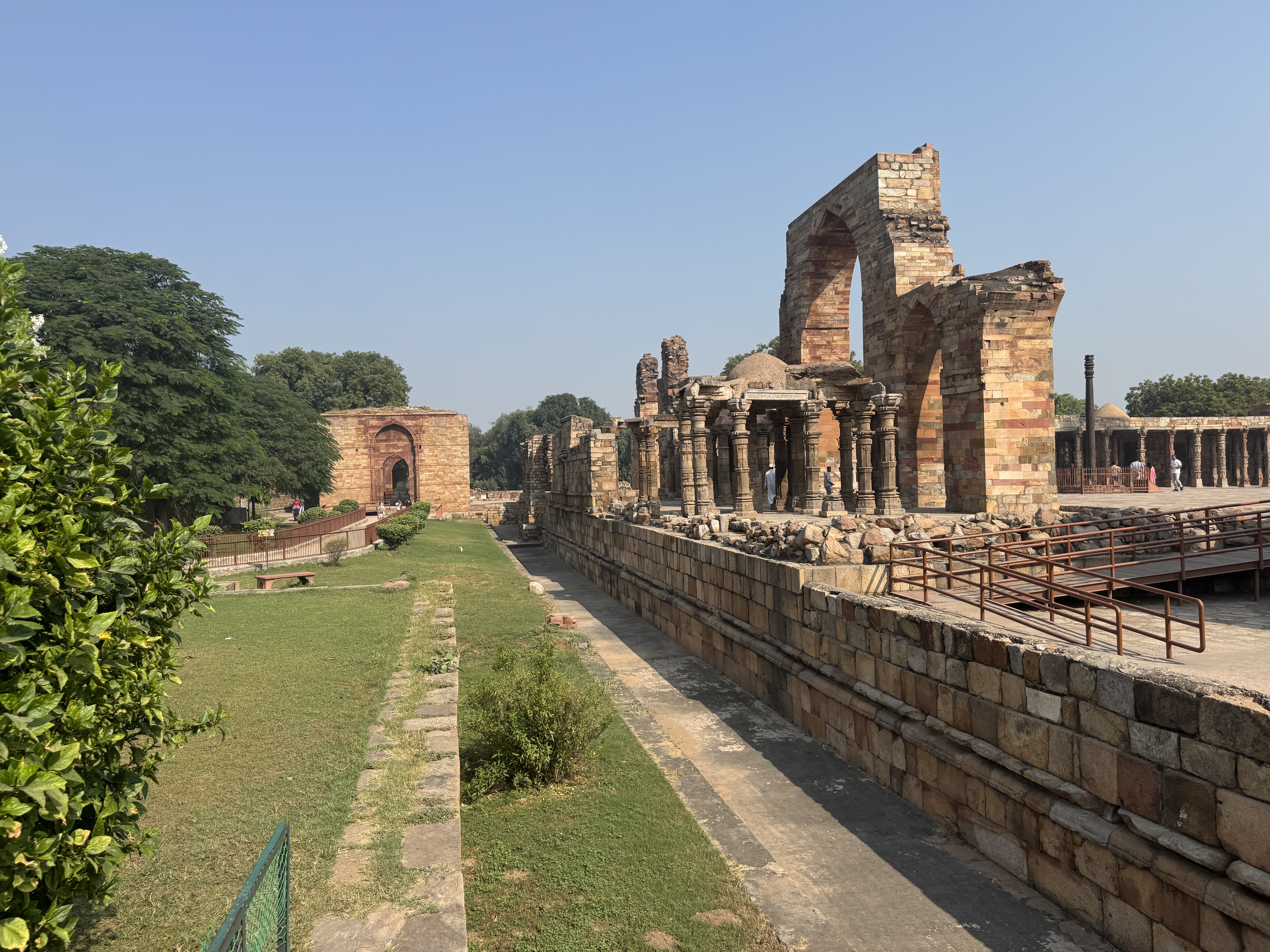 The iron pillar is there on the right; the huge arch is part of the southern entrance to the mosque.