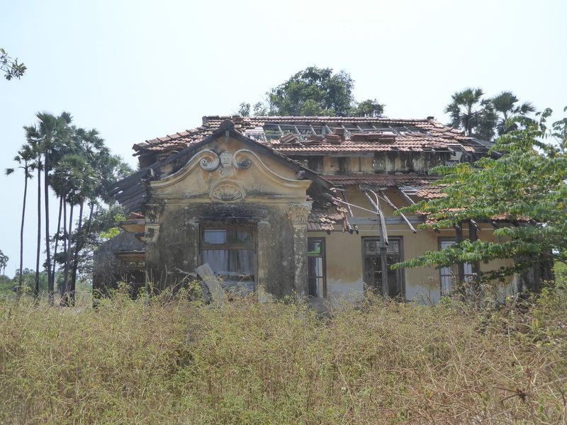 A ruined house on the road to Kayts.