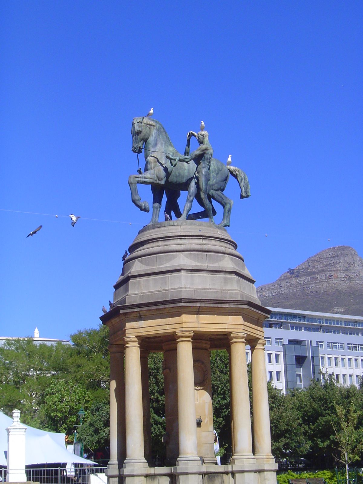 Baker did the stone tempietto here; the statues of Castor and Pollux were by Alfred Turner. They symbolize the unified force of Boers and Br