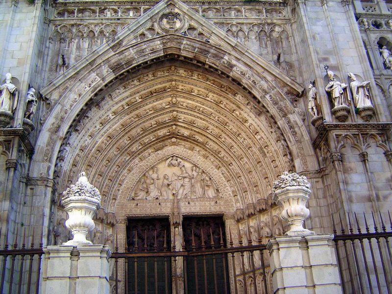 The tympanum of the central Puerta del Perdón or Door of Forgiveness shows the Virgin Mary bestowing a chasuble or vestment on Bishop Ildefo