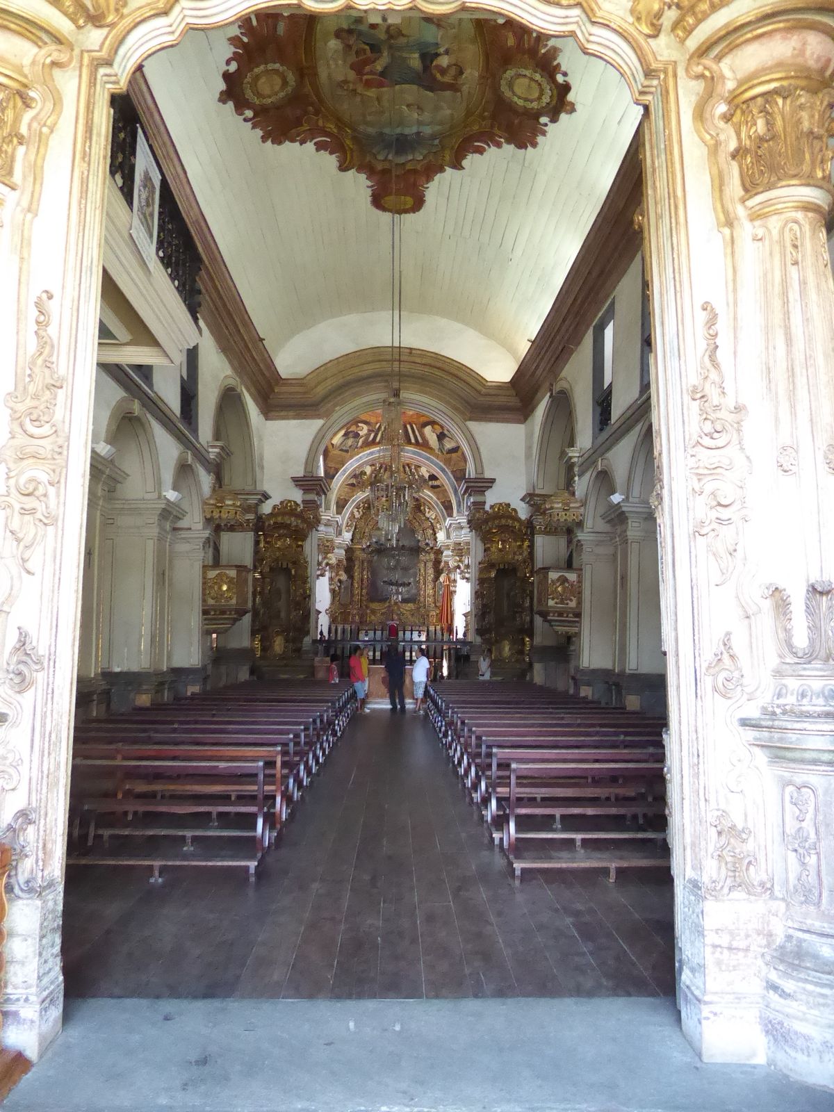 See the modification? Not yet, or not very well. Surprised that there's no marble? Get used to wood in the Brazilian interior.