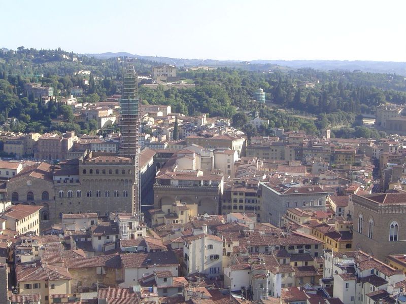 We've zoomed in a bit. The Palazzo Vecchio is on the left; just to its right, in deep shadow, is the courtyard of the U-shaped Uffizi.