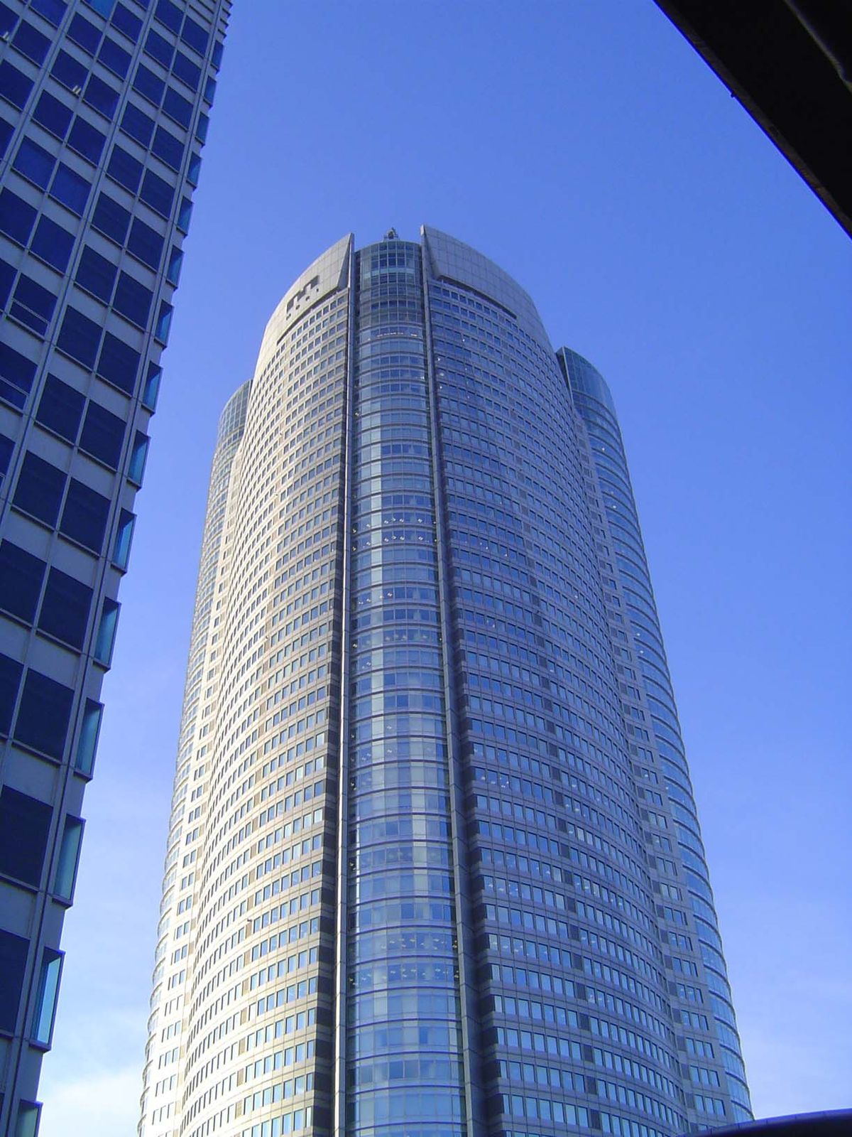About two miles to the southwest of Tokyo Station, another highrise cluster has emerged at Roppongi, once known as a nightclub district. Str