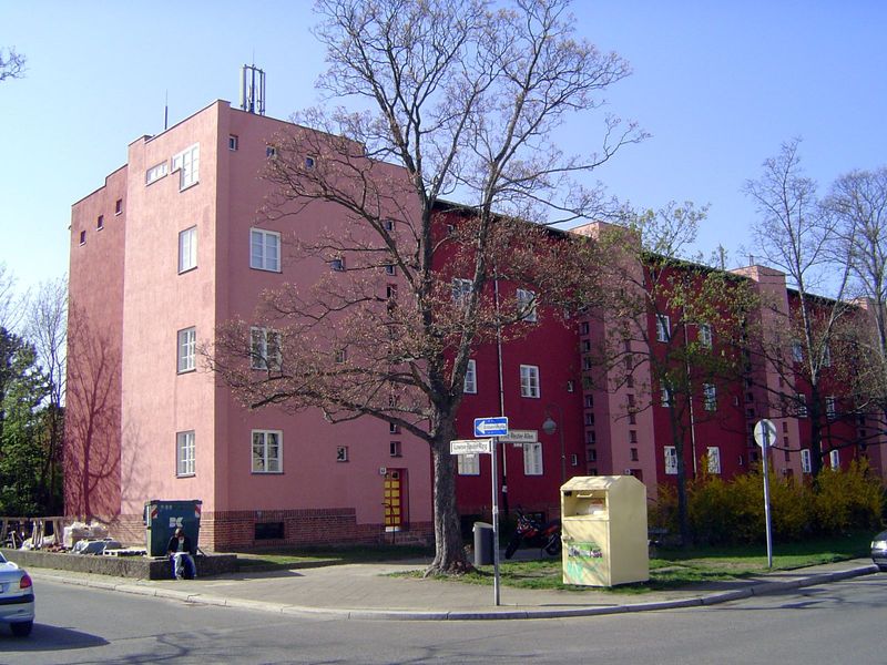 The nickname was Red Wall or Chinese Wall. This project was Berlin's first estate with more than a thousand flats.