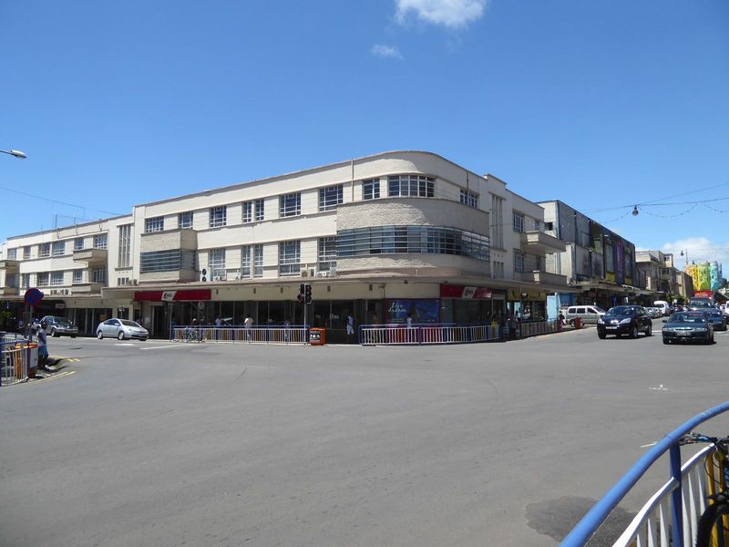 Across the street, the Merven Building was a pioneer in the use of reinforced concrete.