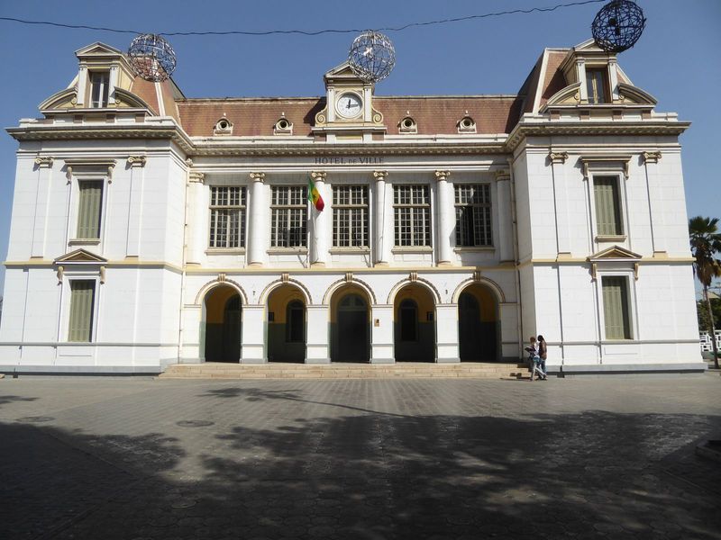 It faces the town hall of 1914.