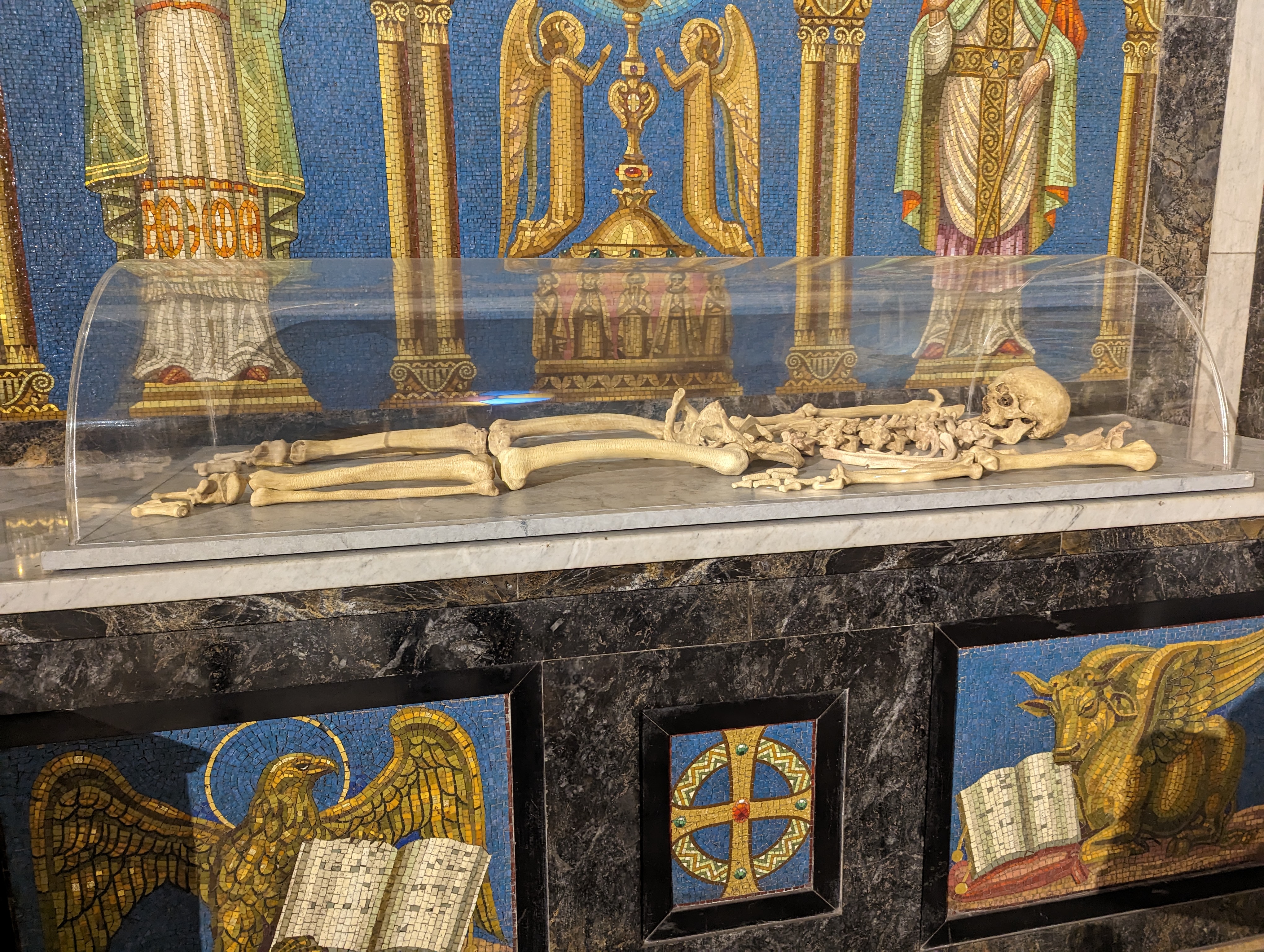 The church displays the bones of Francisco Pizarro, weighing in at 5' 9".
