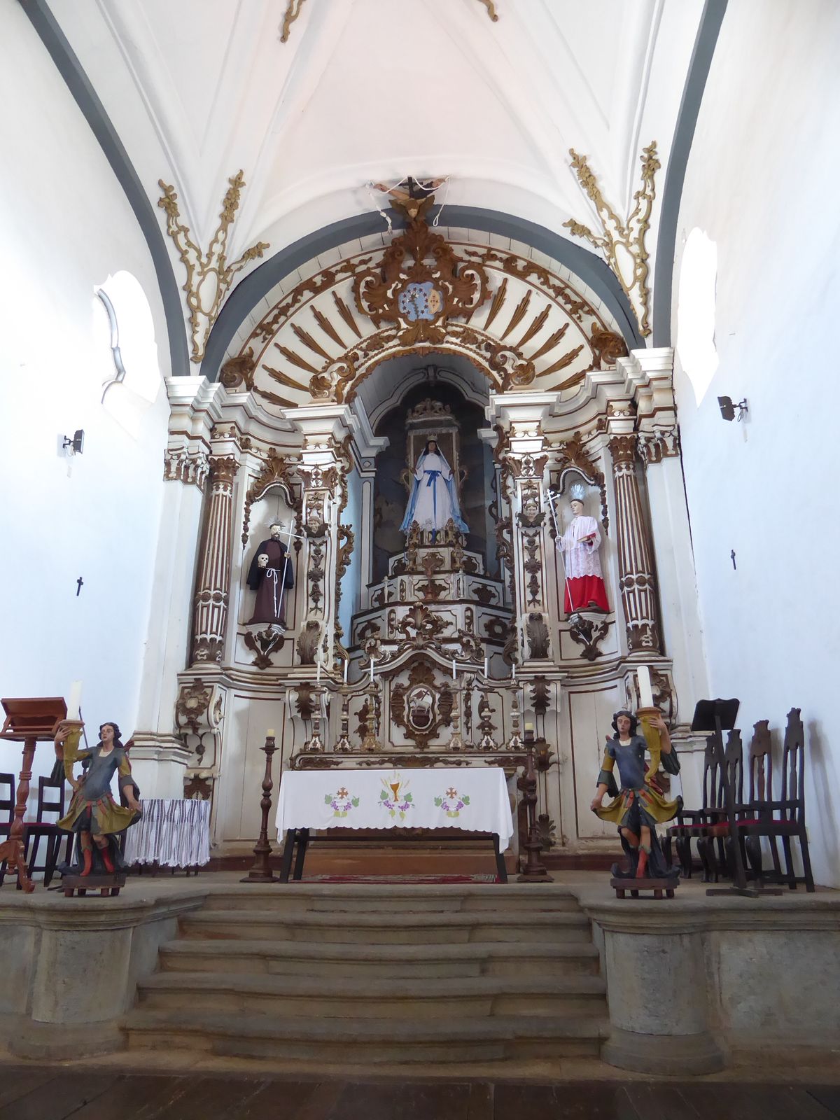 What extra money the builders had went to the altar, customarily shaped as a triumphal arch.