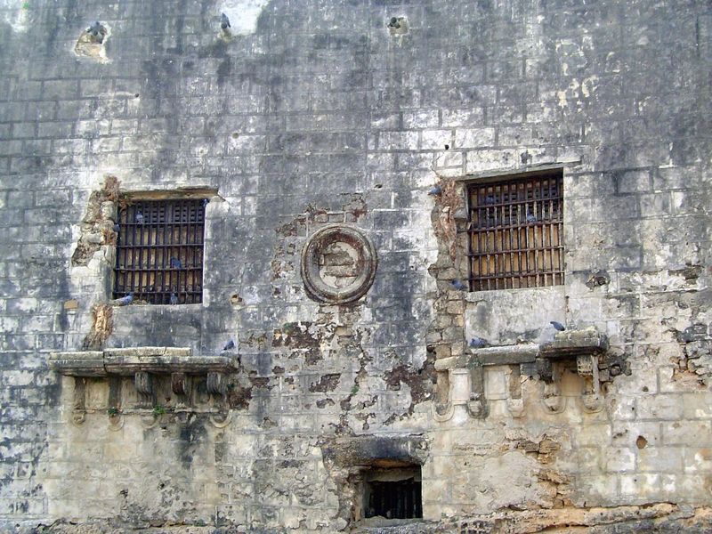 Old balconies have been largely obliterated. The heavy bars may have something to do with the fact that even now this part of the fort is a 