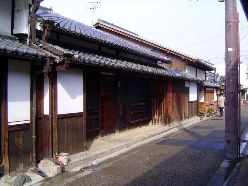 Back on a traditional-looking street.