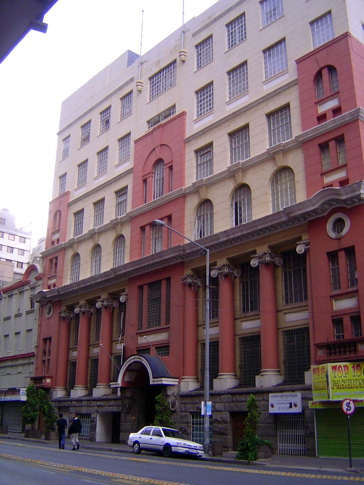 Apparently, pachyderms are irresistable. Here, with space to let, is Elephant House, on Market Street at Kruis. Forget the columns. Look und
