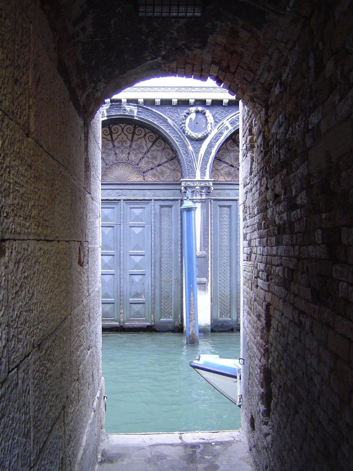 The water's always nearby, here through a sottoportico, an underpass providing access under private property. That's the Renaissance wing of