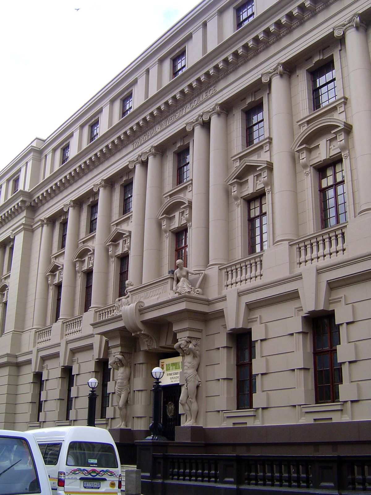 Across the street, the Transvaal University College of 1908 was the first college in the city. In 1910 it became a school of mining and tech