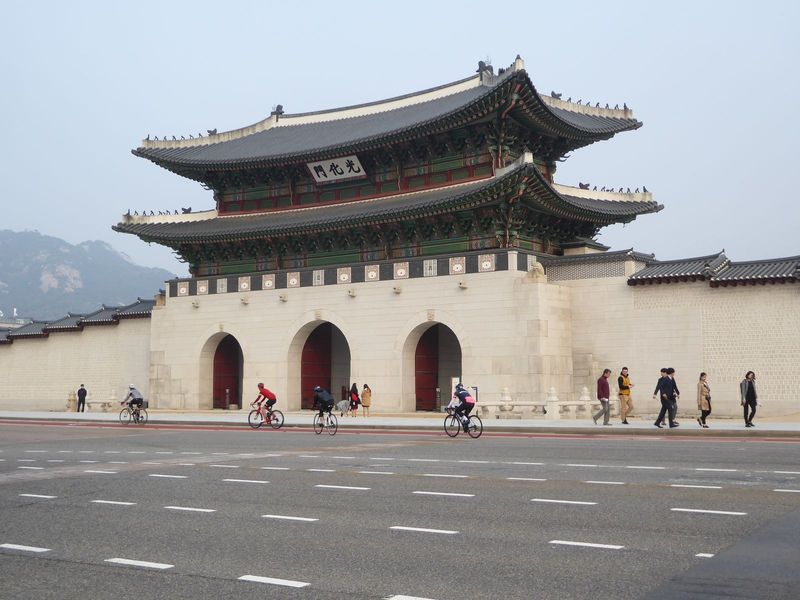Here's the western end of that street, Yulgok-ro, at the north end of Gwanghwamun Plaza. The structure here is Gwanghwamun itself, the south