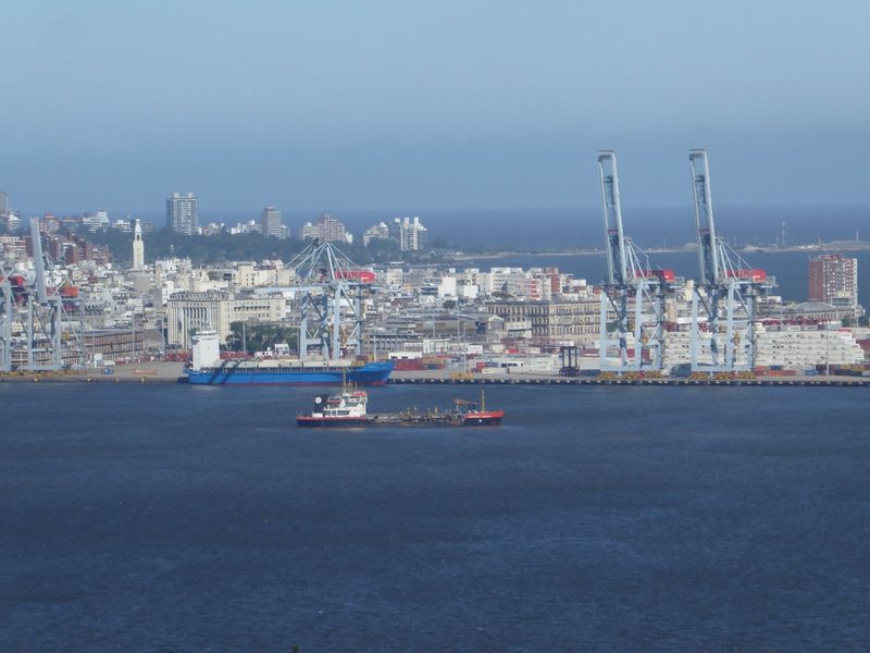 A zoomed view reaching beyond the next bay to the golf club and the city's better that of course means richer residential districts. The sli