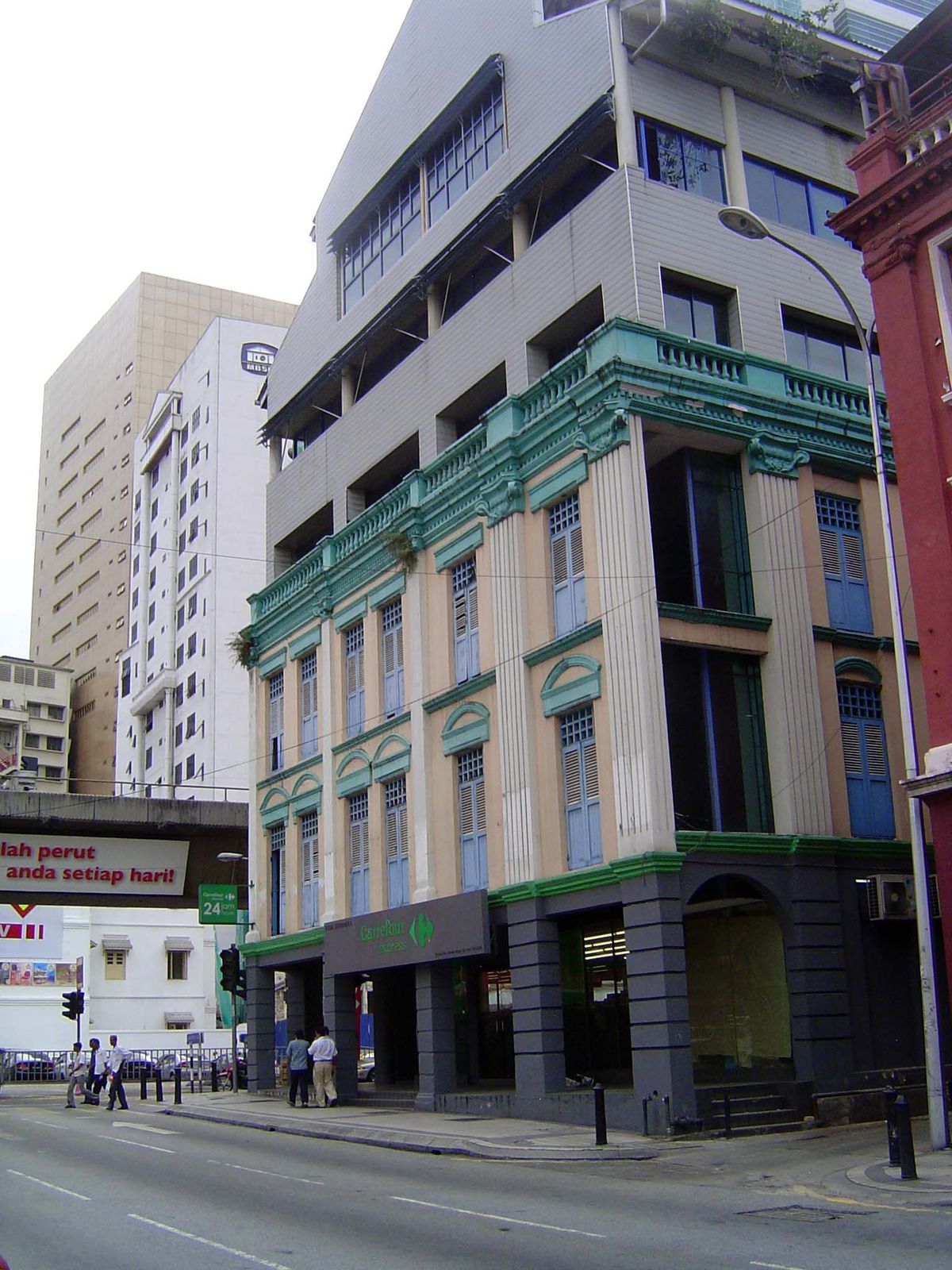 A Carrefour convenience store finds a Chinatown location.