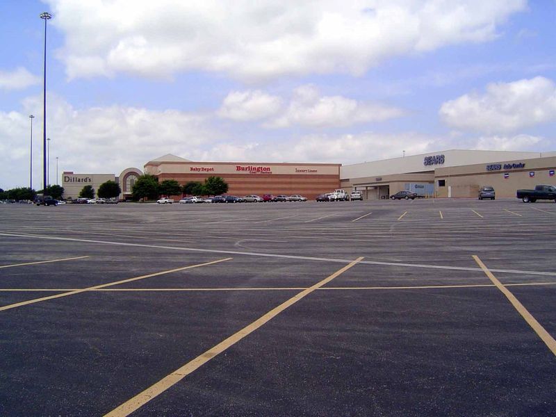 The north side of the metro has plenty of malls; the south side has almost none. Here's the exception, Southwest Center, which opened in 197