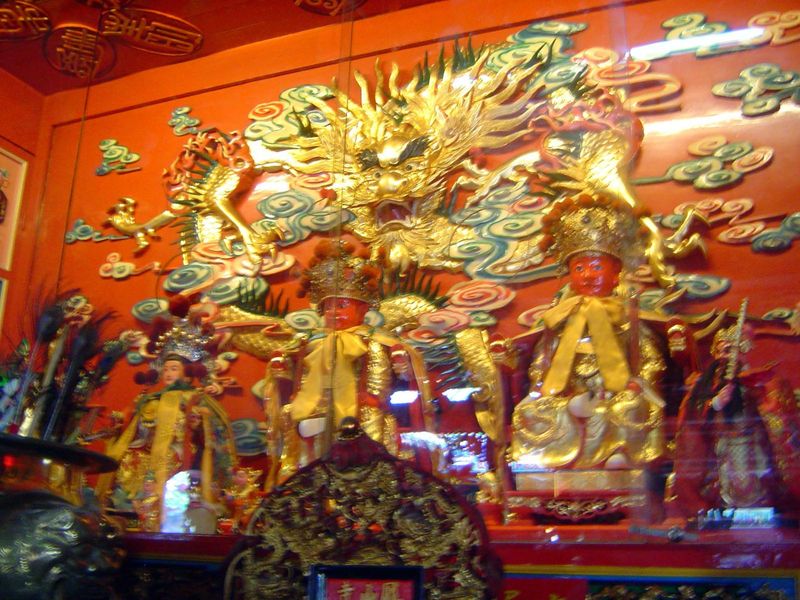 The host deity is Kong Teck Choon Ong, who hails from southern Fujian. The story is that he began as a poor villager named Kuo Chung Fook. H