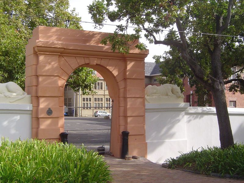 Between 1791 and 1838 there was a zoo in part of the garden. Part of the site is now occupied by the Hiddingh campus of the University of Ca