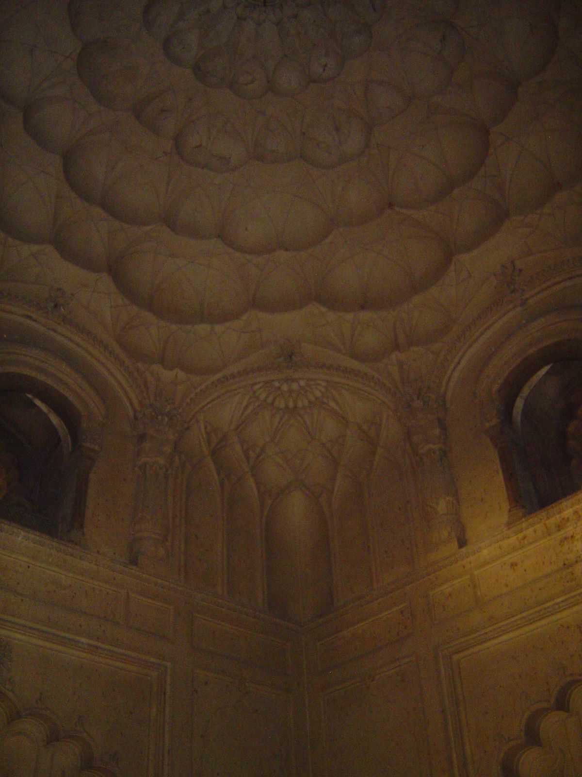 It's the ceiling that comes in for the roughest treatment. Here's Fanshawe writing in Murray's guide: "The plaster decoration of this chambe