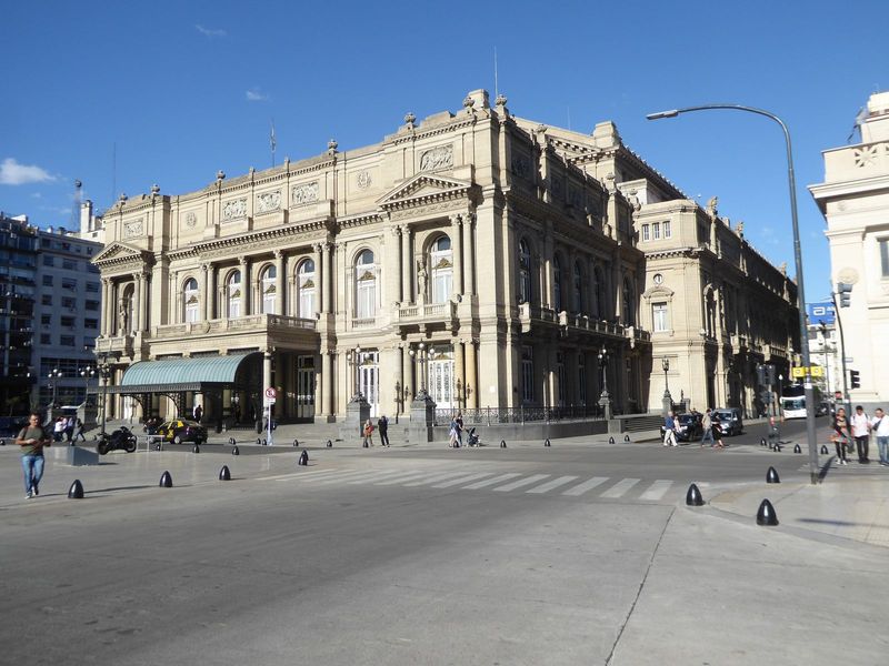 Here's the other side of the opera, fronting 9 de Julio.