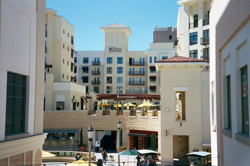 It's another venture in the New Urbanism, with shops developed by Trizec of New York and, above them, expensive apartments developed by Post