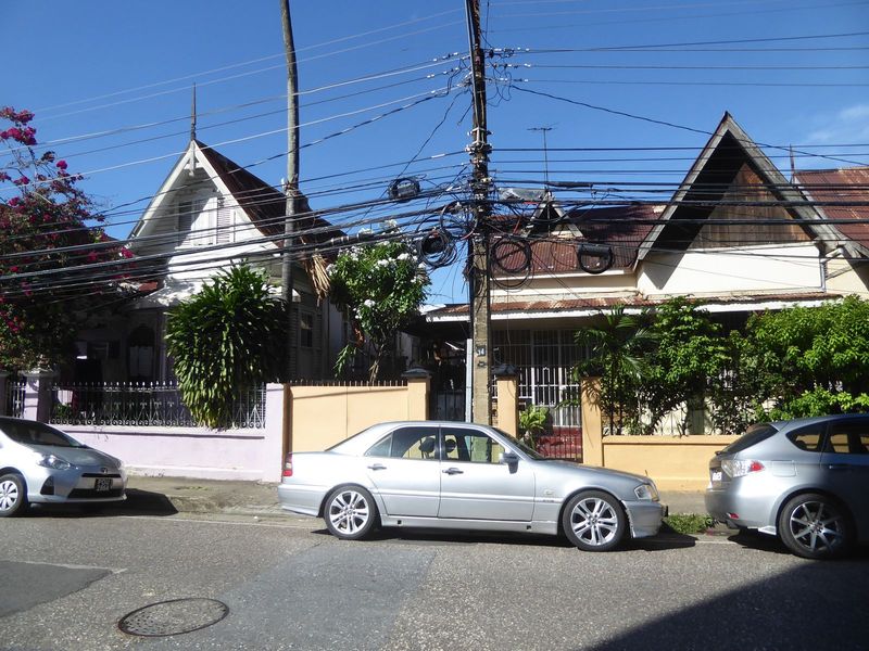 Strip away all the wire and cable, and it's easy to see the same buildings in 1910. Were they so thoroughly fenced then?