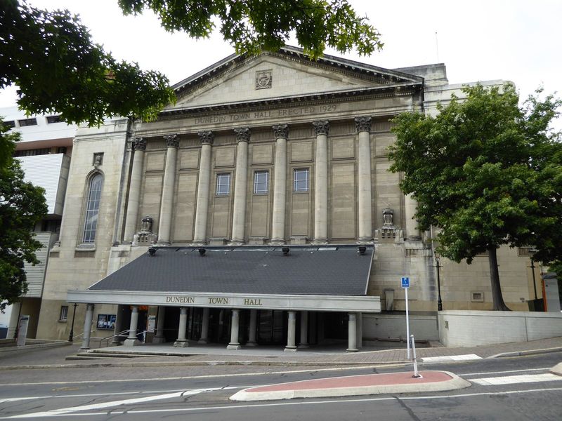 Just to the back of the Municipal Chambers but in a radically different style, this is the Town Hall, opened in 1930, when cities still want