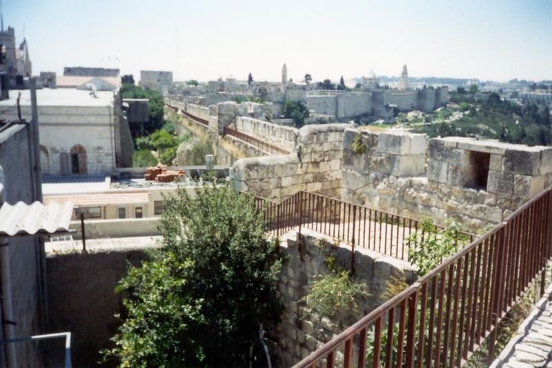 Cleaning up the rubbish left by the Turkish army, the British about 1920 developed a scenic walk around the walls of the Old City. The circu