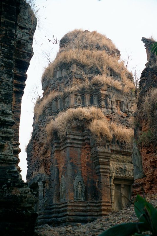 The last of the three monuments: Lolei, dedicated in 893 by Yasovarman I. It was he who moved the capital to Bahkeng, immediately west of th