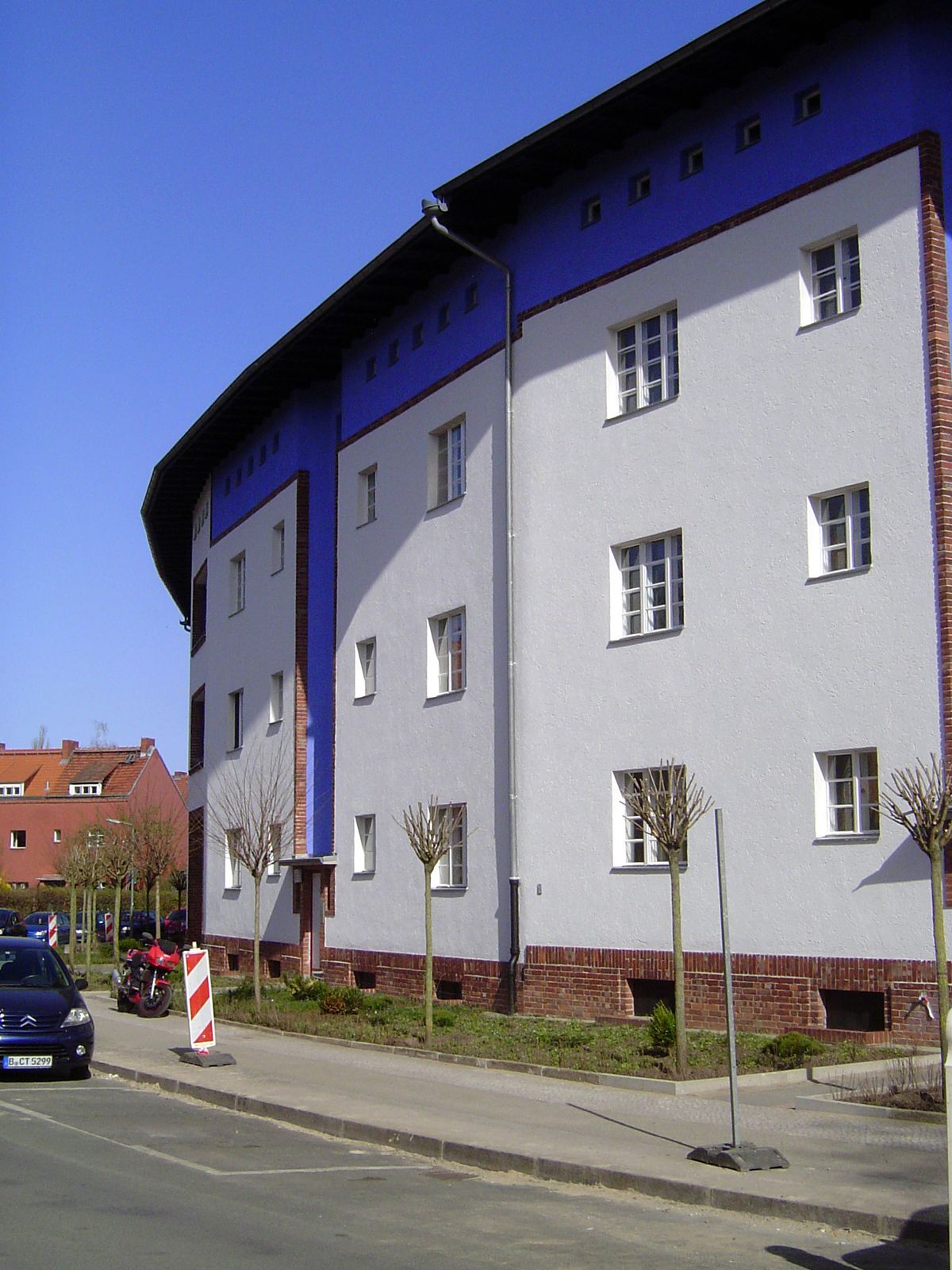 Here's the outside view of that horseshoe. It's a curved facade of 360 meters.