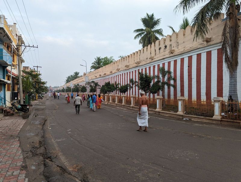 Here's part of the south wall or prakara of the fourth rectangle wrapping the central shrine, which is dedicated to Vishnu.  The temple's na