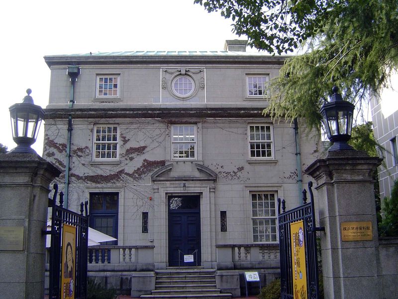 Speaking of stuffy, here's the old British Consulate, from 1931 and now part of the prefecture archives.
