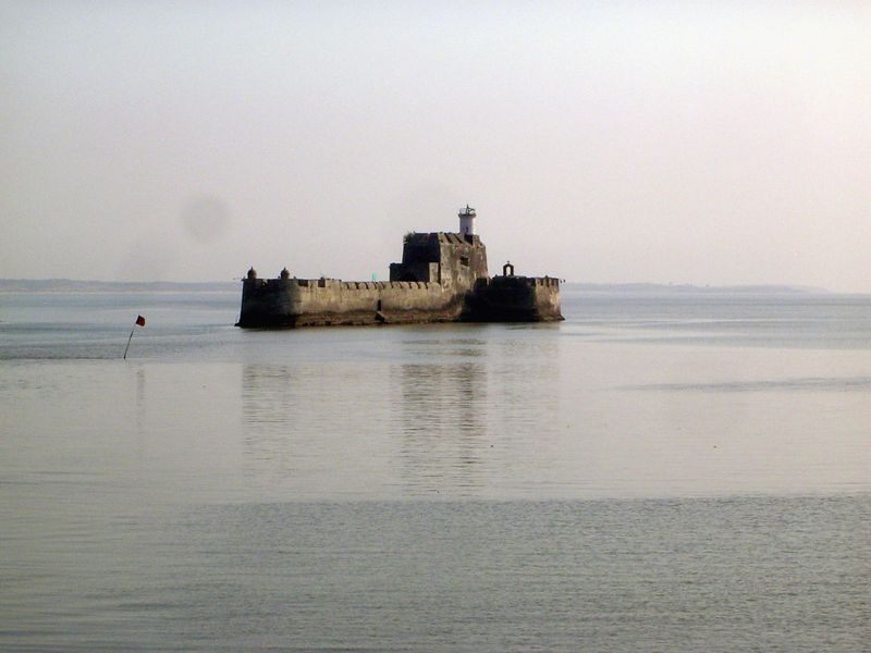 Enter the Portuguese. This tiny island, Panikotha, or Forte do Mar, stands in the middle of the bay at the eastern end of the island. The li