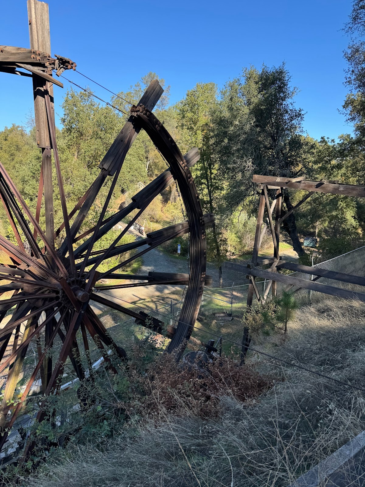 The wheels have now mostly collapsed.