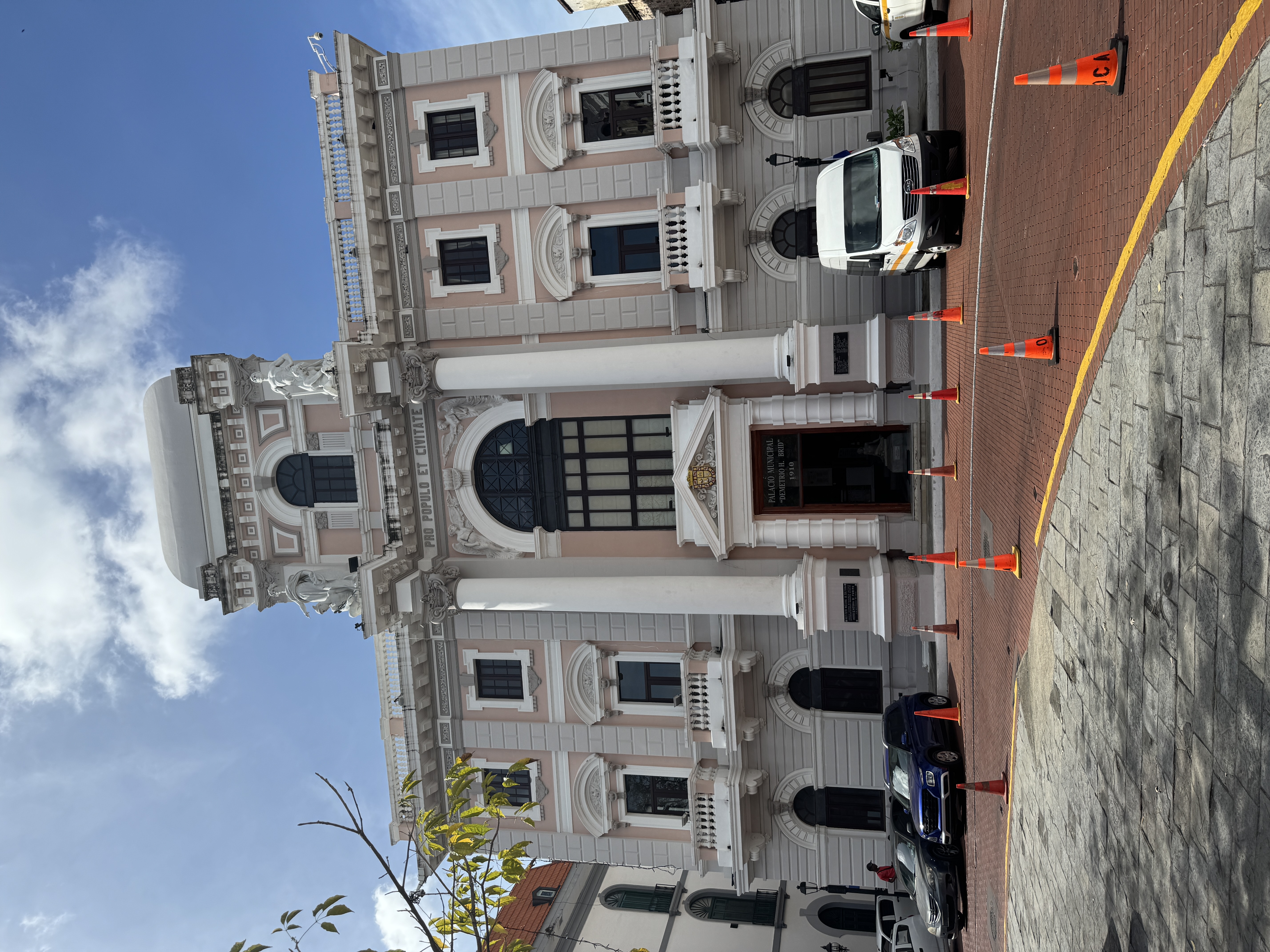 On the square also is this city hall, the Palacio Municipal from 1915.  The Panama Canal had opened one year earlier, but the Panamanians ap