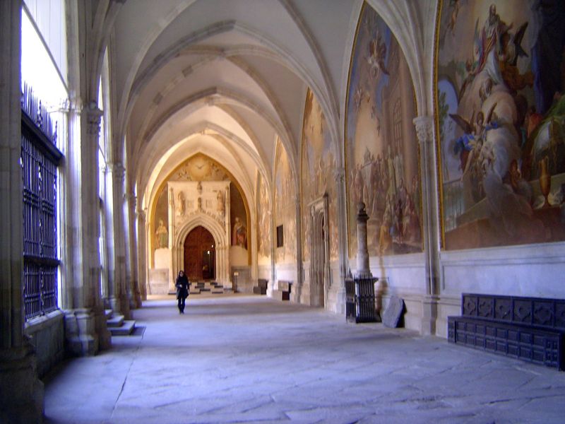 A door leads to the large cloister on the north side of the cathedral.