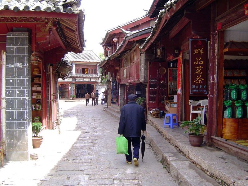 The street pattern is full of dead-end alleys. Behind the shops often lie courtyard residences. Many have been restored with help from the G