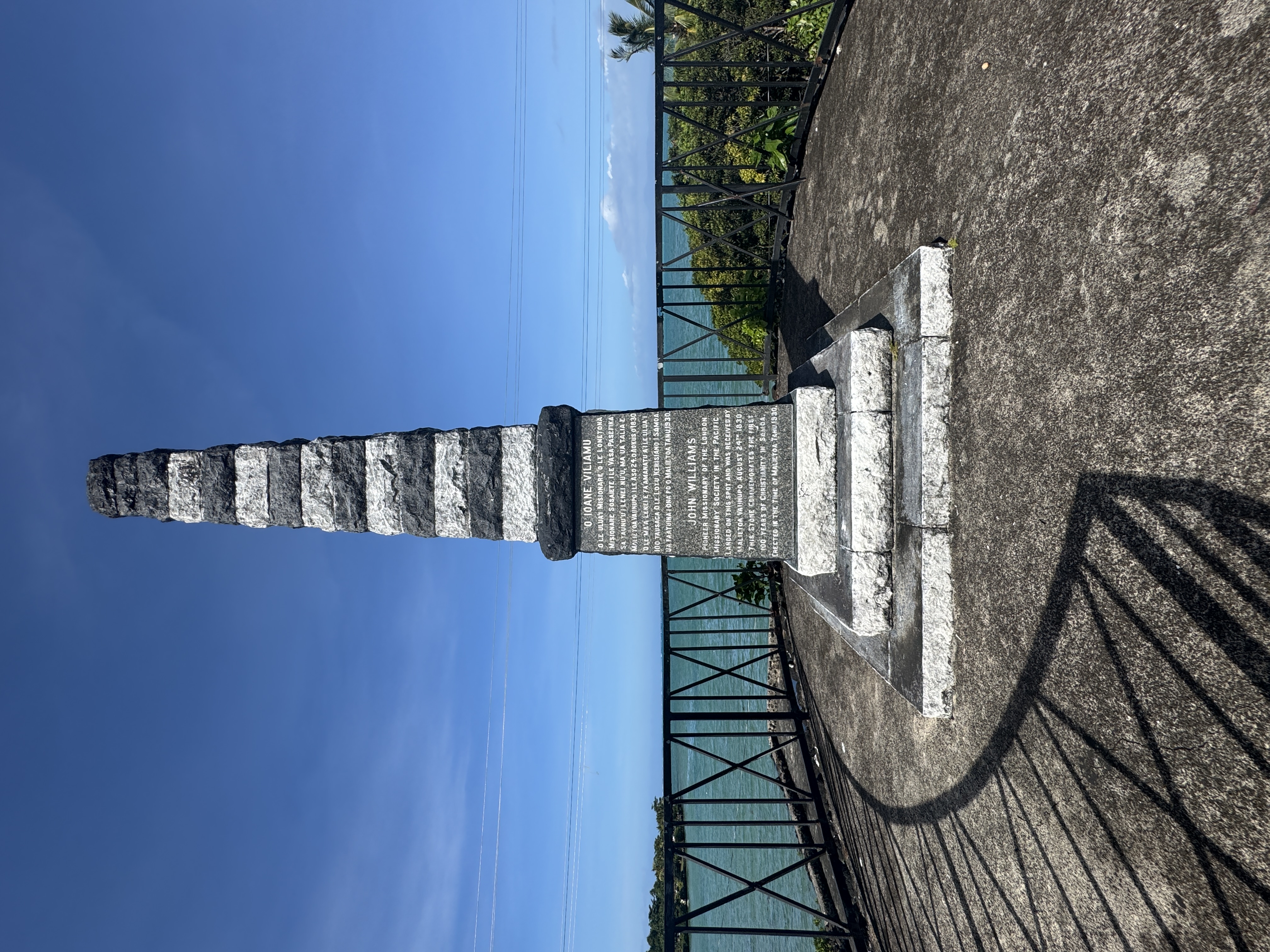 The English text reads: "John Williams, Pioneer Missionary of the London Missionary Society in the Pacific.  Landed on this spot and was rec