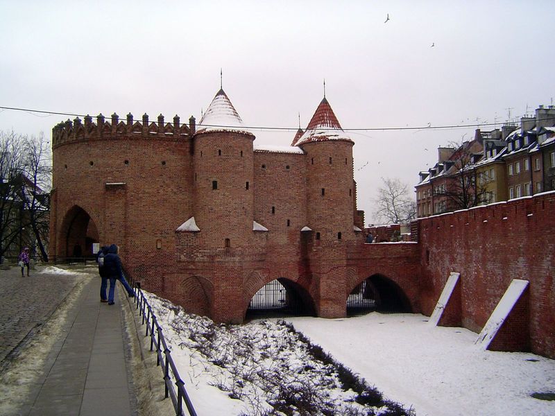 The most massive part of the wall is this barbican, an outlier facing Nowomiejska Street and protecting a gate that no longer exists. Date: 