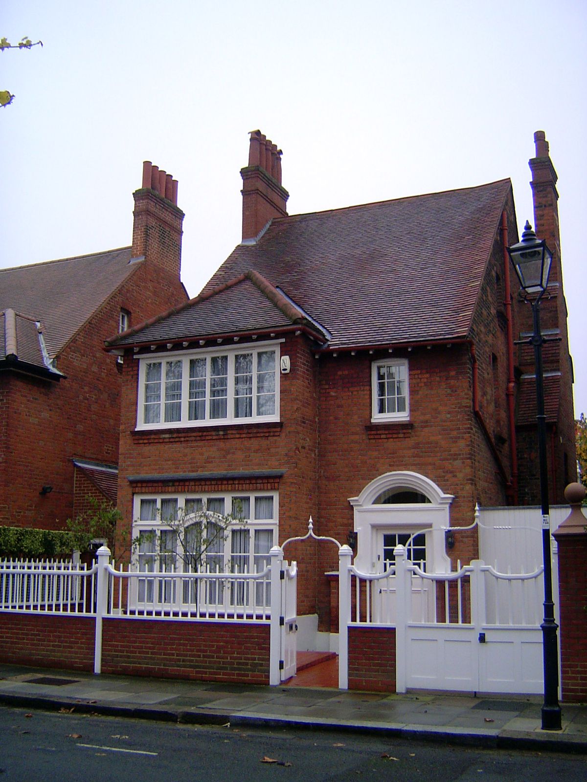 William Morris in 1880 praised Bedford Park for its "quaint and pretty architecture," and if that sounds like mockery perhaps we are too cyn