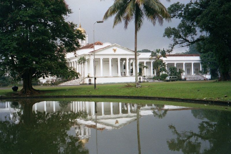 Inside: the presidential palace. This version dates from 1856. Although the garden is open to the public, the palace isn't.