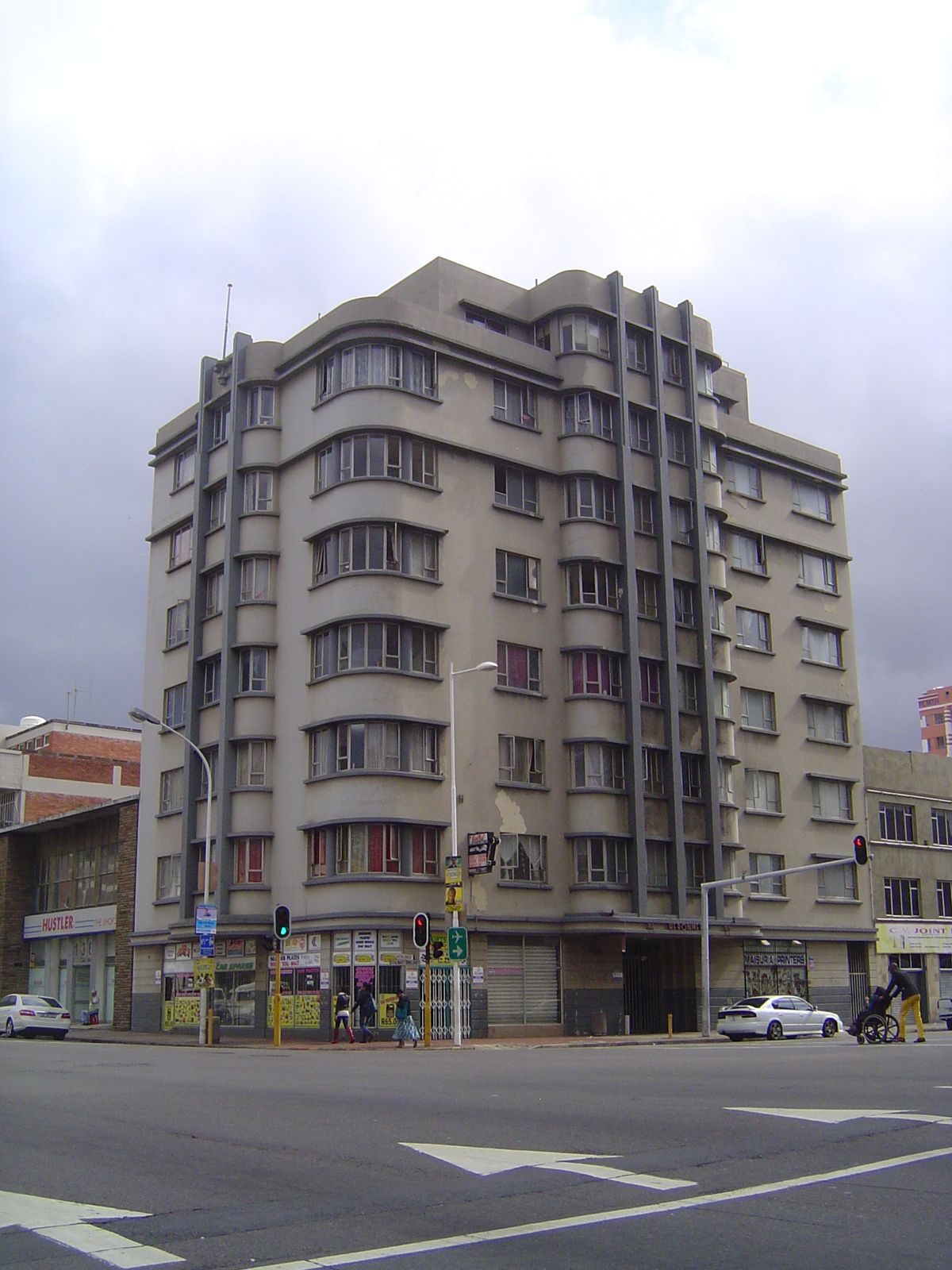 One more Deco tower along the Embankment. Amazing what color can do.
