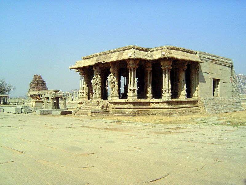 Another side pavilion, with the north gopura.