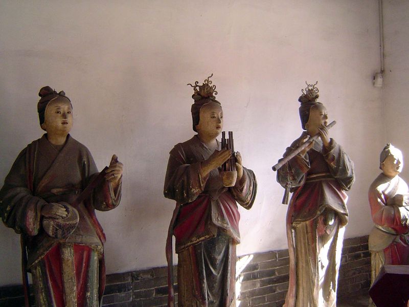 Musicians in a hall before the Shu Yu shrine.
