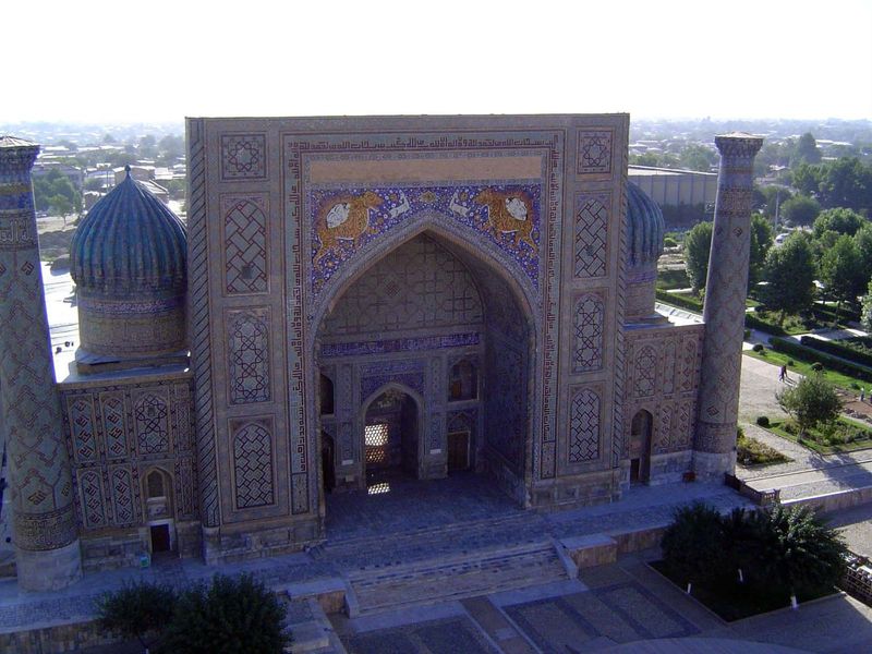 The view over to the Shir Dor madrasa.
