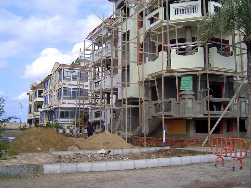 Seasonal residences under construction on the left bank.
