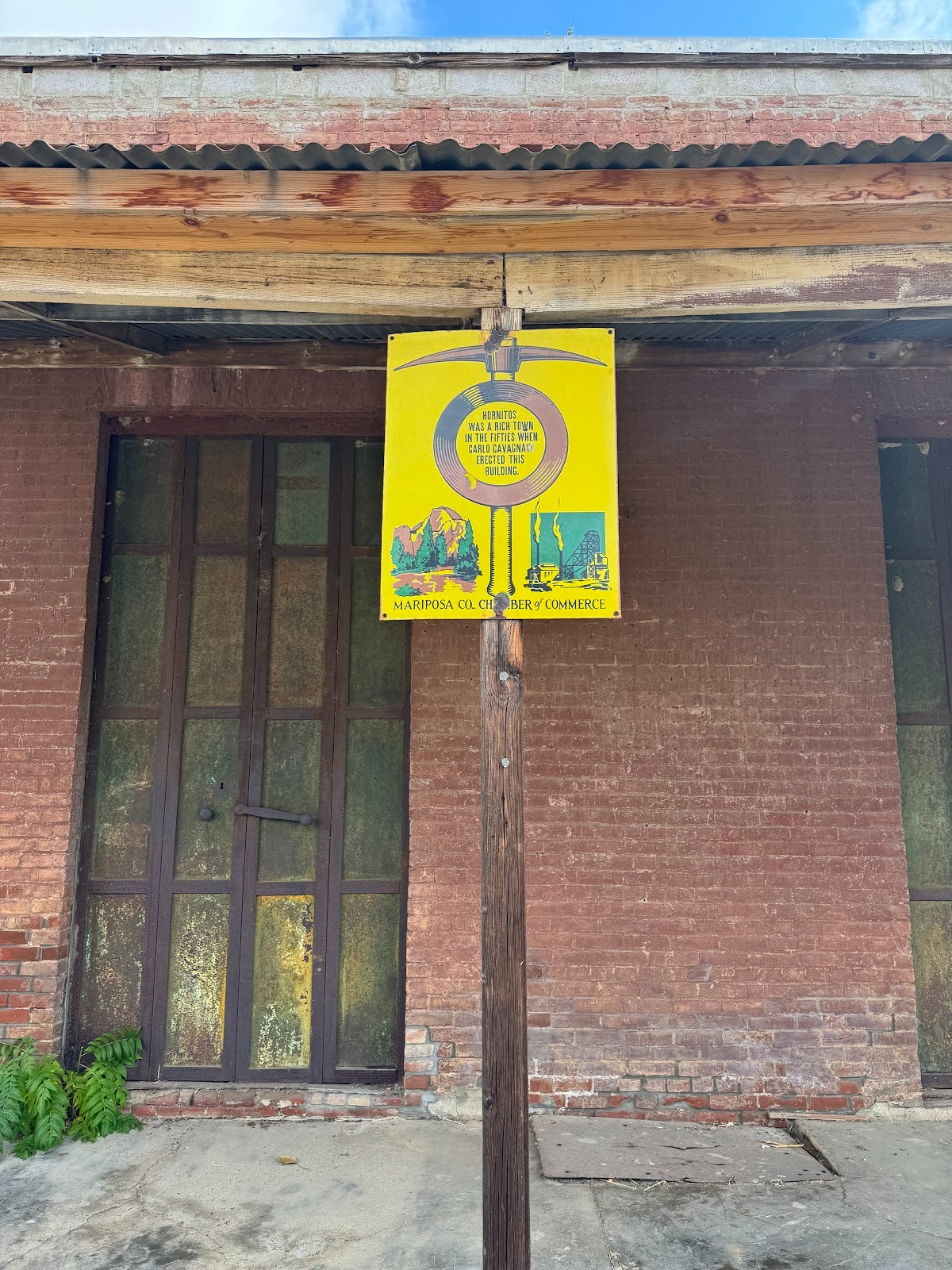 In case you can't read it, the sign says that the store was built by Carlo Cavagnaro.
