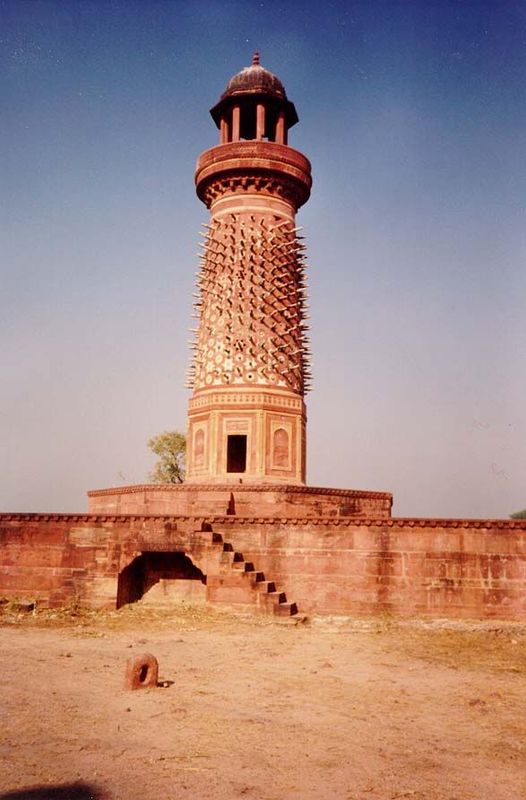 The Hiran Minar "deer minaret" or, alternatively the tower of the harem is on the north side of the city. Akbar is said to have sat up top, 